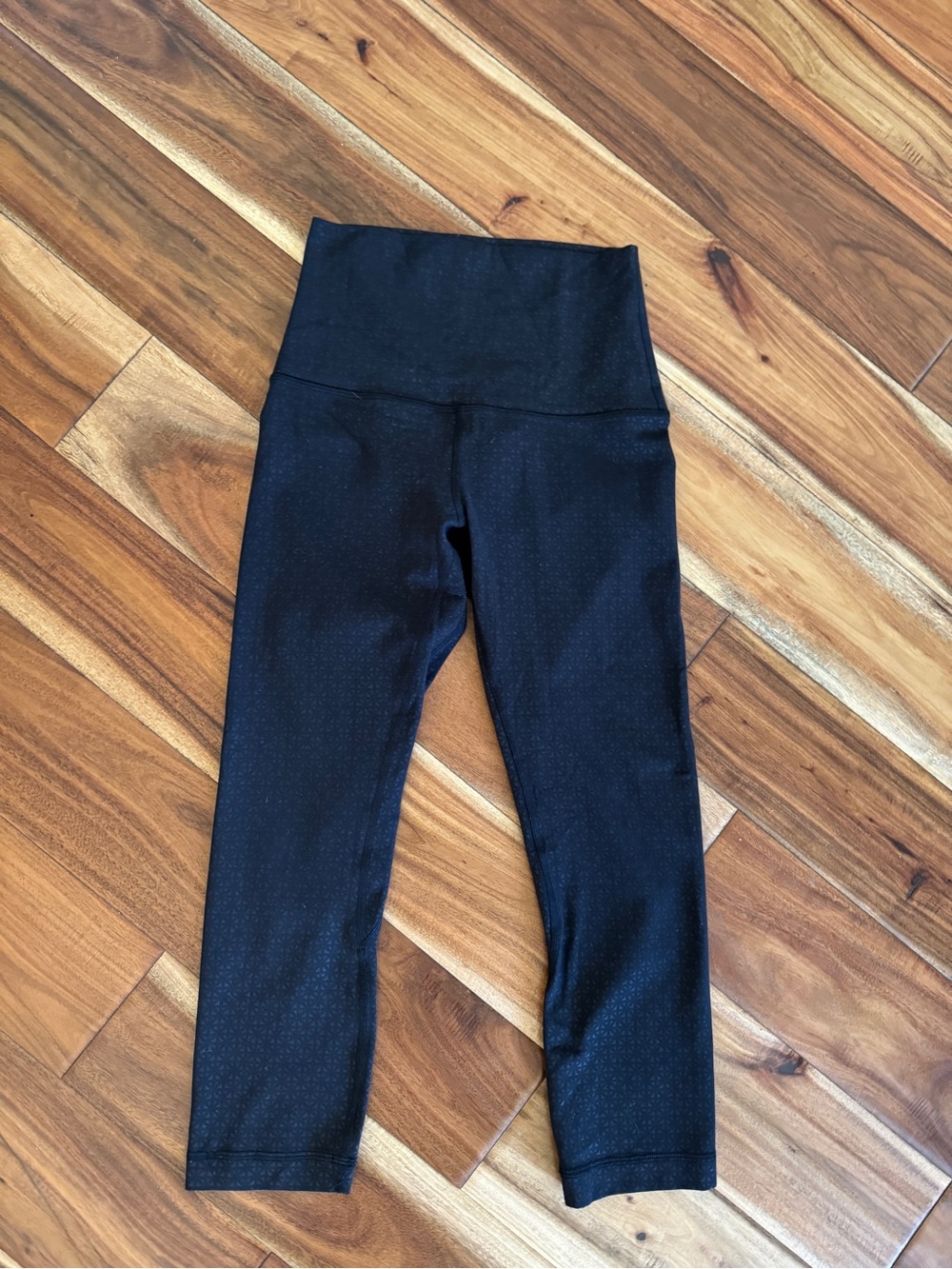 Lululemon women’s 21” leggings, size 4-excellent condition